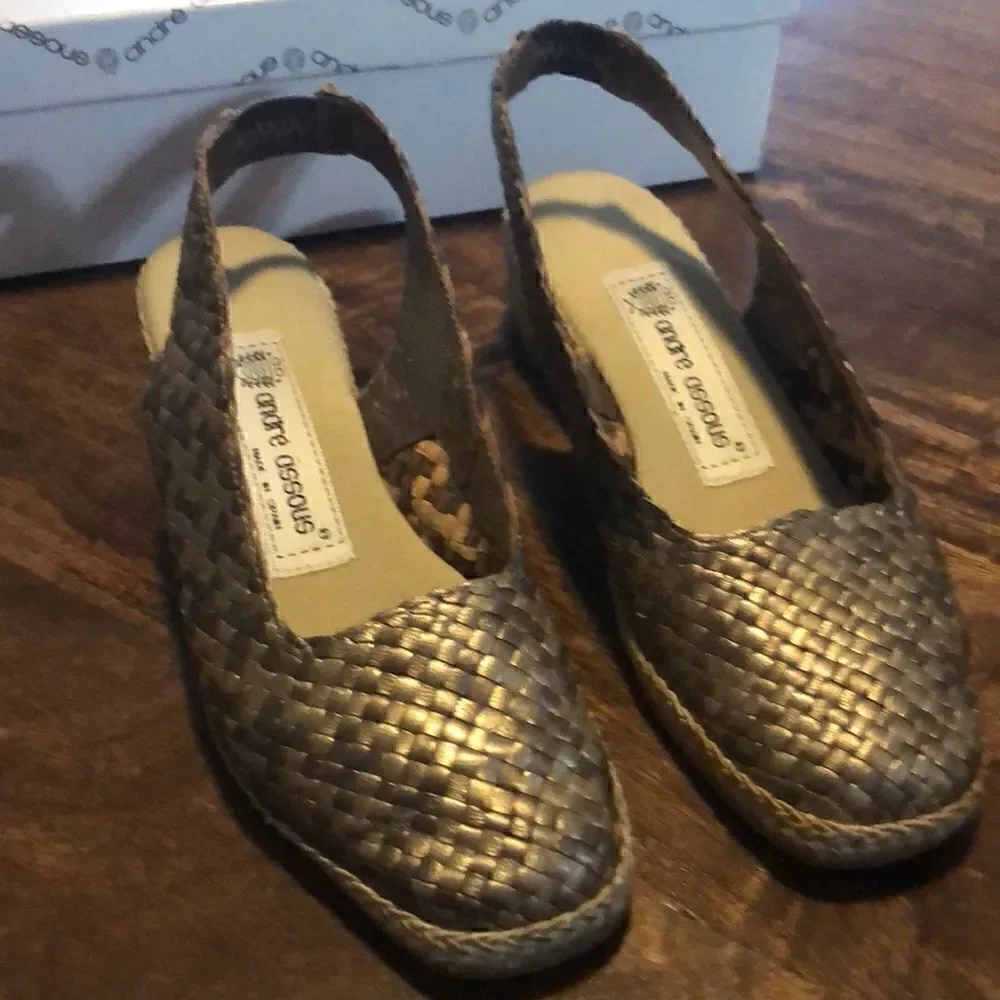 Andre Assous Paula Gold Metallic Woven Closed Toe Sandals size 7.5 M